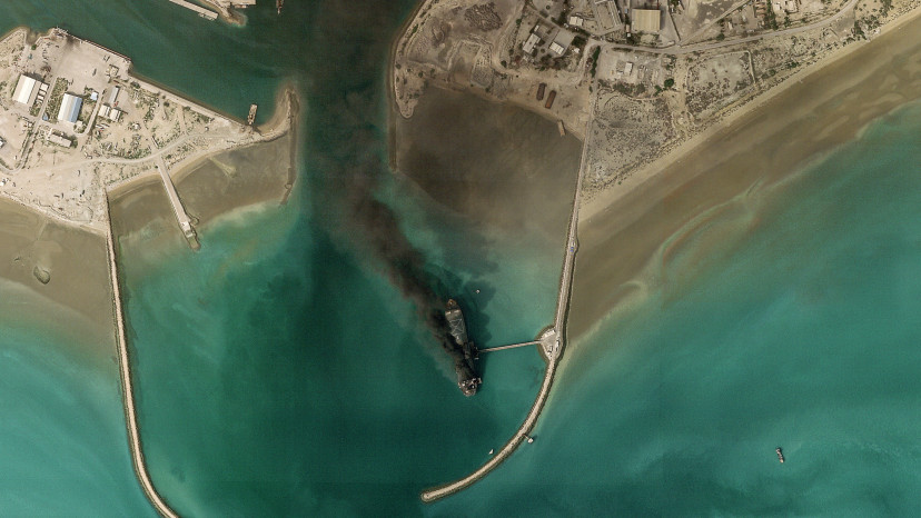ספינה איראנית עולה באש בנמל באנדר עבאס (צילום: PLANET LABS PBC/Handout via REUTERS)