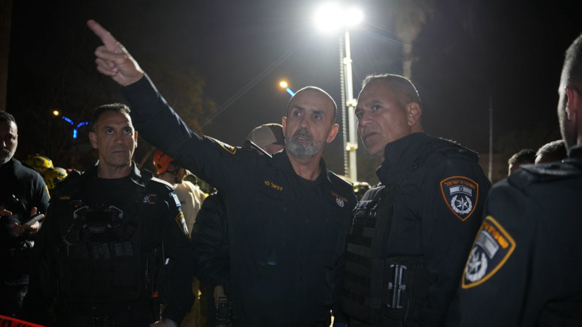 מפכ"ל המשטרה בזירת הנפילה בערד (צילום: דוברות המשטרה)