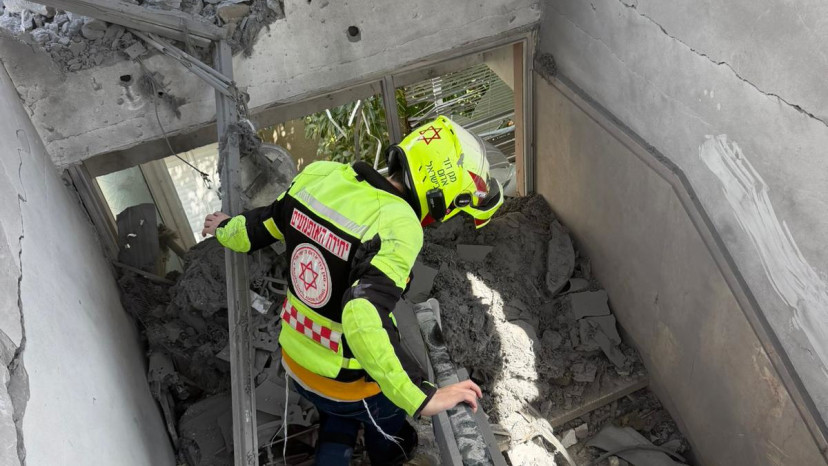 כוחות פועלים בזירת הנפילה בתל אביב (צילום: תיעוד מבצעי מד"א)