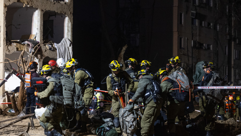 זירת נפילת הטיל האיראני בערד (צילום: חיים גולדברג פלאש 90)