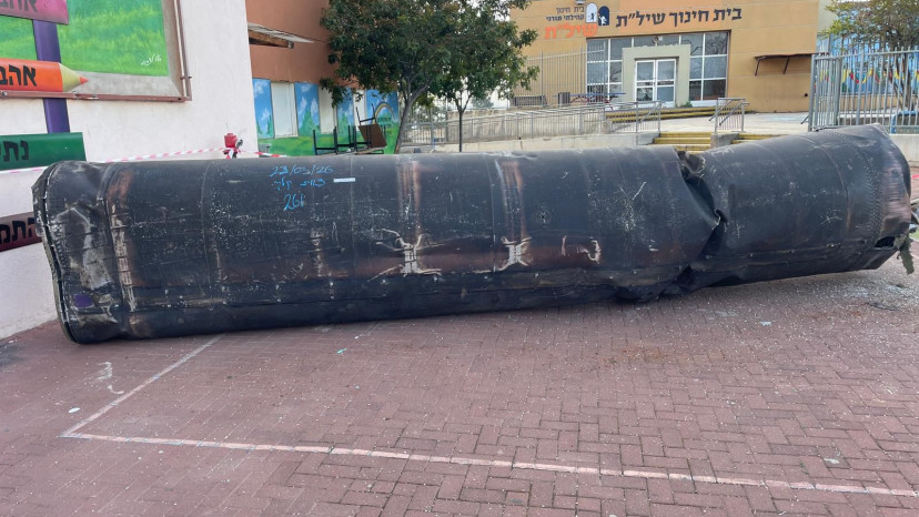 חלק של טיל שאותר בבית ספר בישוב פדואל (צילום: דוברות המשטרה)