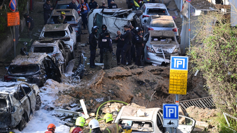 זירת ההרס בתל אביב מפגיעת הטיל מאיראן  (צילום: אבשלום ששוני)