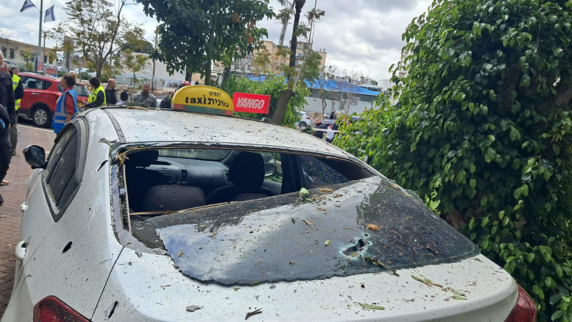 מונית שנפגעה משיגורים למרכז (צילום: משה כהן)