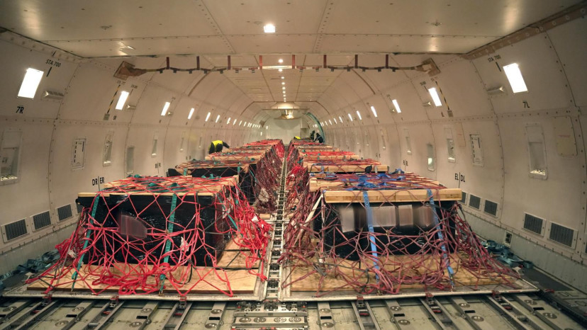 רכבת האווירית של ציוד צבאי וחימושים (צילום: משרד הביטחון)