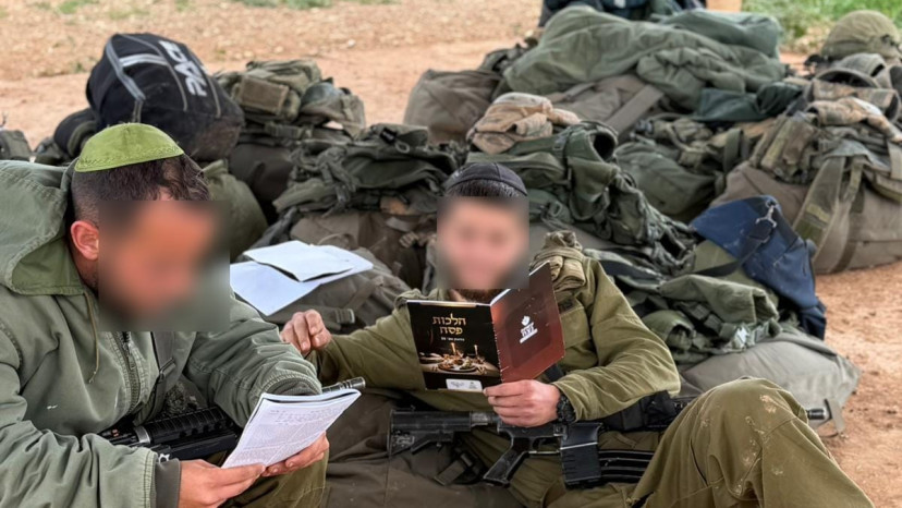 חיילי נצח יהודה לומדים הלכות פסח (צילום: נחמן כהן / עמותת נצח יהודה)