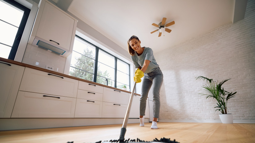 ניקוי פרקט (צילום: שאטרסטוק)