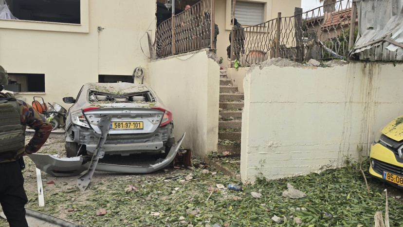 פגיעה במבנה מירי טילים לעבר קריית שמונה (צילום: דוברות עיריית קריית שמונה)