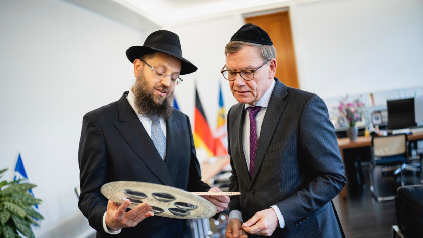 שר החוץ הגרמני קיבל מצות (צילום: יח"צ)