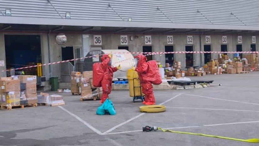 פינוי החומרים הרעילים שהתגלו בחבילה בנתב"ג (צילום: תיעוד מבצעי כב"ה)