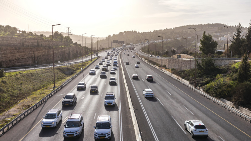 מכניות בכביש 1 (צילום: חיים גולדברג, פלאש 90)