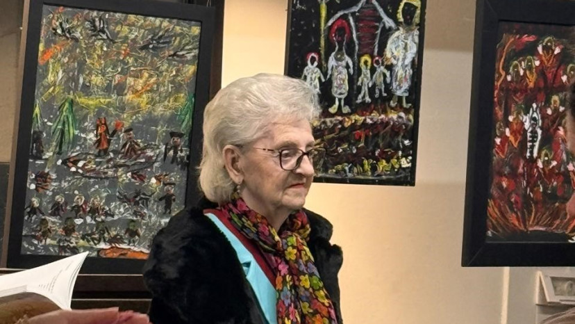 ז׳ני רוזנשטיין בתערוכה "מעיניה של ילדה" בבית תמי (צילום: פרטי)