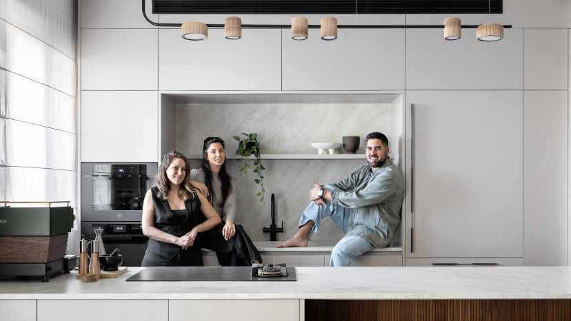 המעצבת רוני שני עם קובי אדרי ואשתו (צילום: אורן עמוס,באדיבות מטבחי סמל)