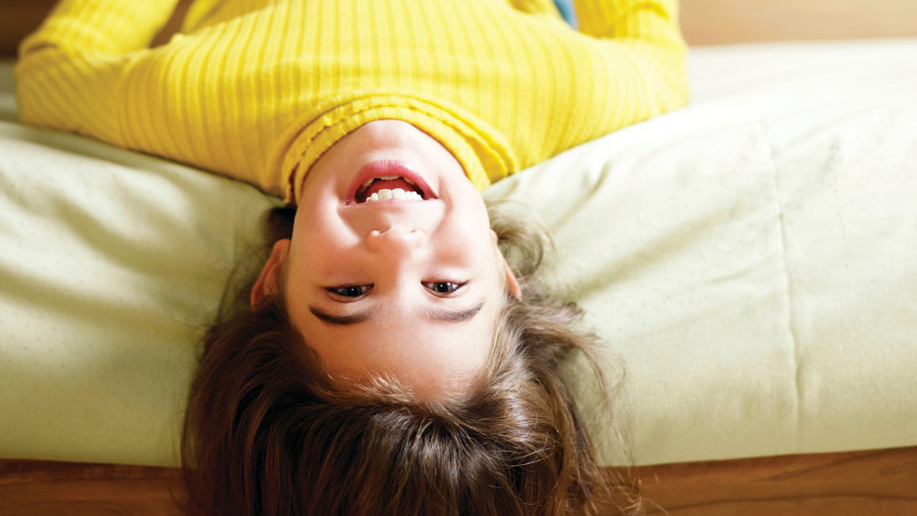 ילדה קוראת ספר (צילום: אינגאימג')