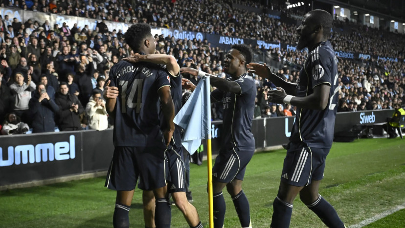 שחקני ריאל מדריד חוגגים עם אורליאן טשואמני (צילום: אימג'בנק  GettyImages, Miguel RIOPA / AFP)