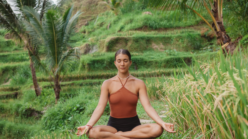 אישה עושה מדיטציה (צילום: שאטרסטוק)