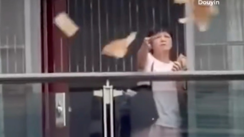 פיזרה כסף בסין - ועוברי אורח אספו (צילום: צילום מסך dailymail,מתוך אינסטגרם)