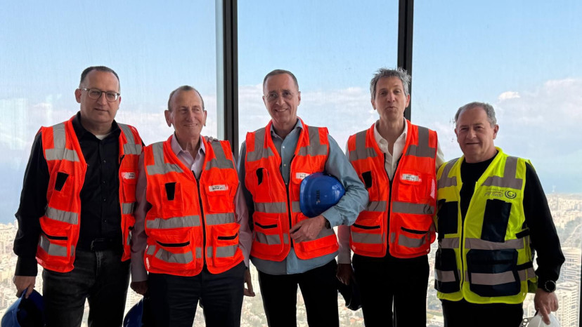 רן קוניק ורון חולדאי בסיור בפרויקט "ביונד" (צילום: עיריית גבעתיים)