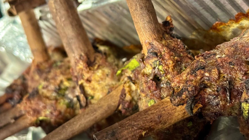 סוכריות קבב על מקלות קינמון (צילום: אסתר שכטמן)