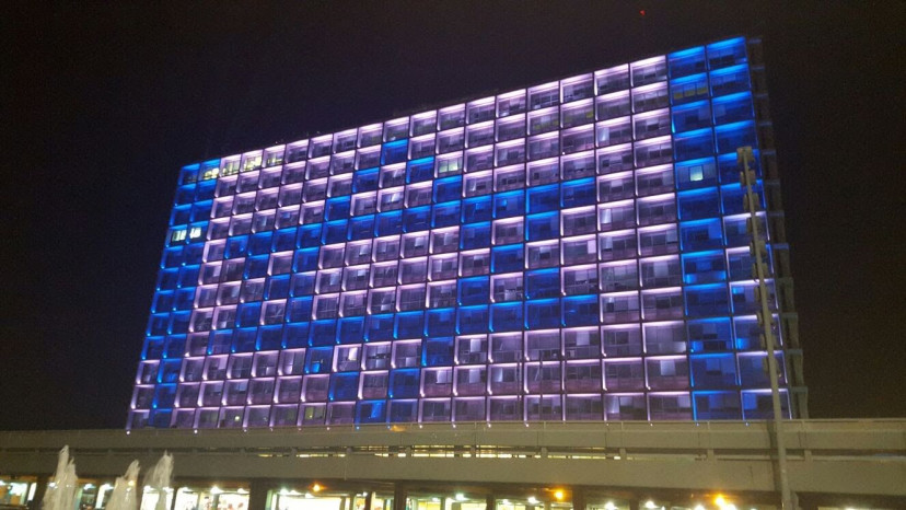 בניין העירייה מואר בדגל ישראל (צילום: גיא יחיאלי,באדיבות עיריית תל אביב-יפו)
