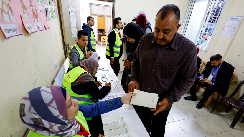 פלסטינים מצביעים בבחירות המקומיות בדיר אל-בלח, 25.04.26 (צילום: רויטרס)