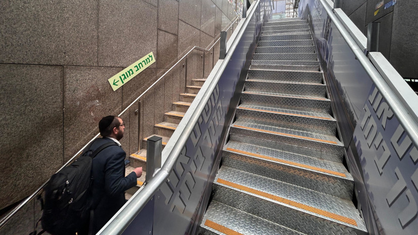 מדרגות מקולקלות בתחנת רכבת תל אביב השלום (צילום: אבשלום ששוני)