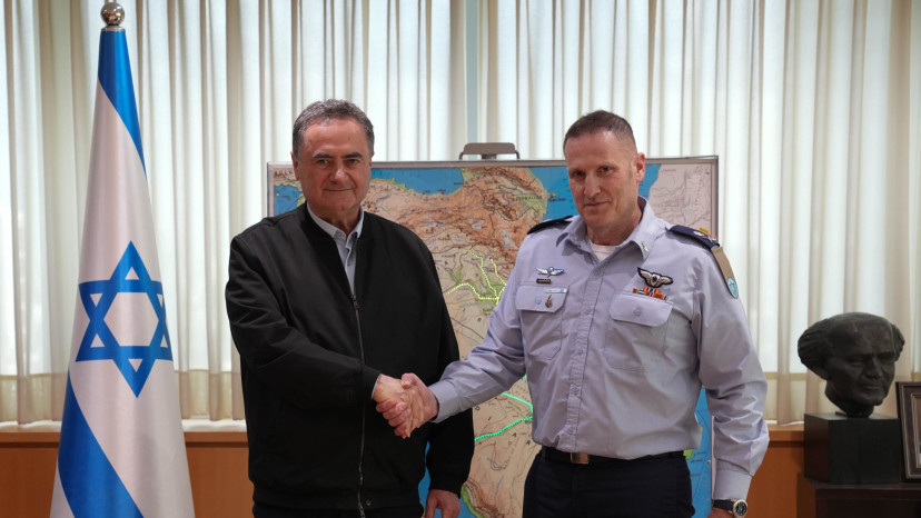 שר הביטחון ישראל כ"ץ ומפקד חיל האוויר היוצא, אלוף תומר בר (צילום: אריאל חרמוני משרד הביטחון)