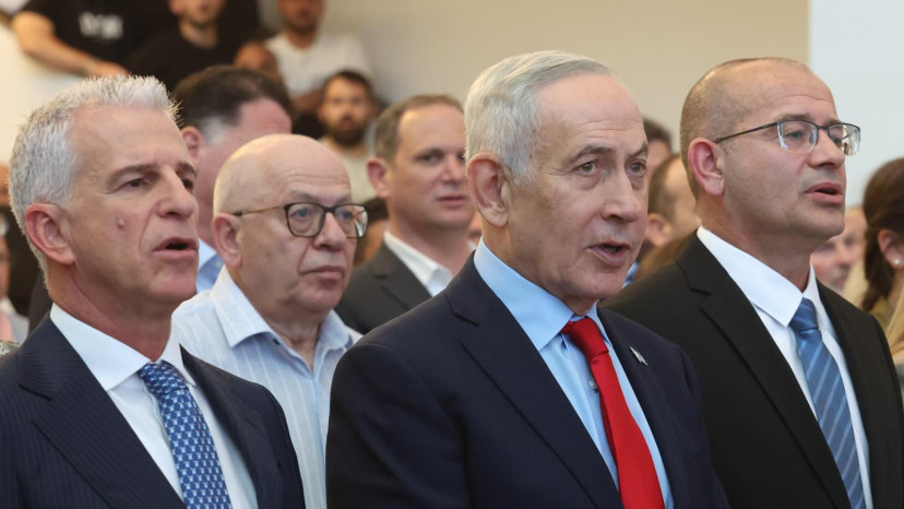 רומן גופמן, בנימין נתניהו ודדי ברנע בטקס חילופי ראש המוסד (צילום: תקשורת המוסד)