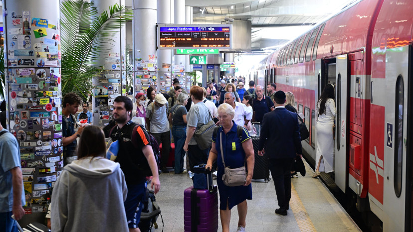 נוסעים בתחנת הרכבת בנתב"ג (צילום: אבשלום ששוני)