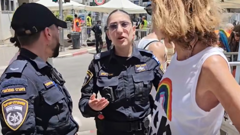 שוטרים מונעים כניסה מאישה שלבשה חולצה נגד בן גביר (צילום: צילום מסך לפי סעיף 27א)