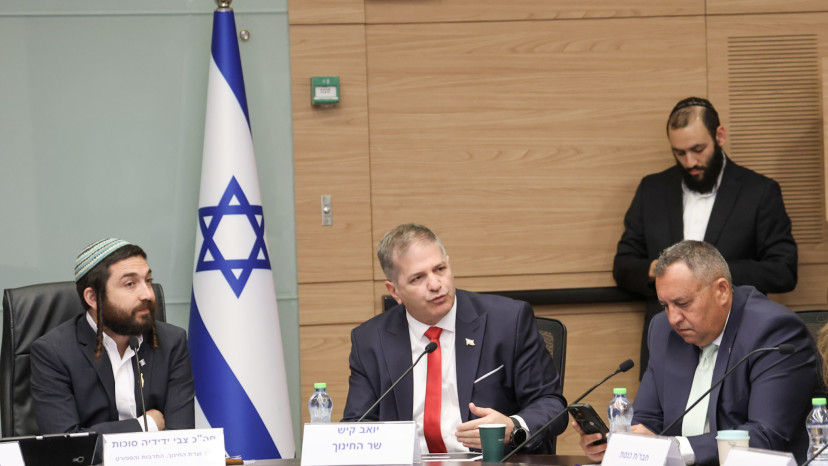 ועדת החינוך. מימין לשמאל: ח"כ סימון דוידסון, שר החינוך יואב קיש ויו"ר הוועדה, ח"כ צבי סוכות (צילום: דוברות הכנסת, דני שם טוב)