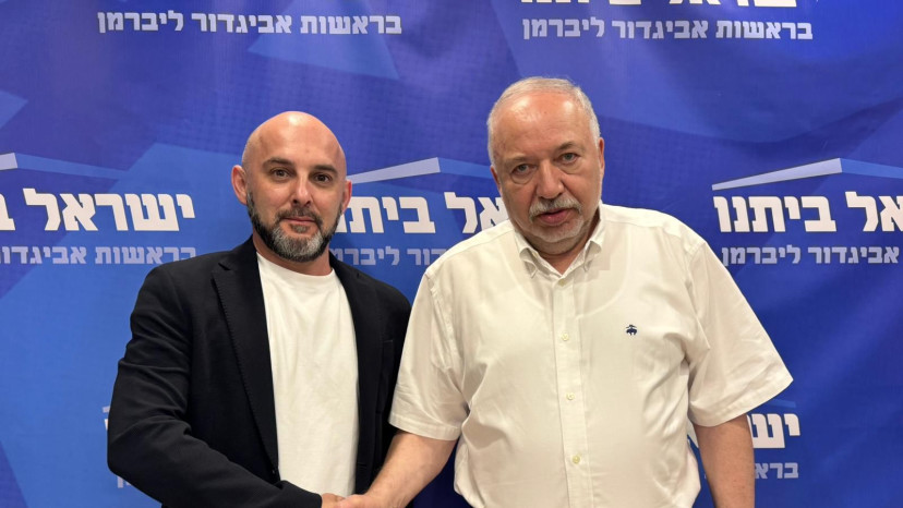 ליברמן לצד מיקי פישמן (צילום: דוברות ישראל ביתנו)