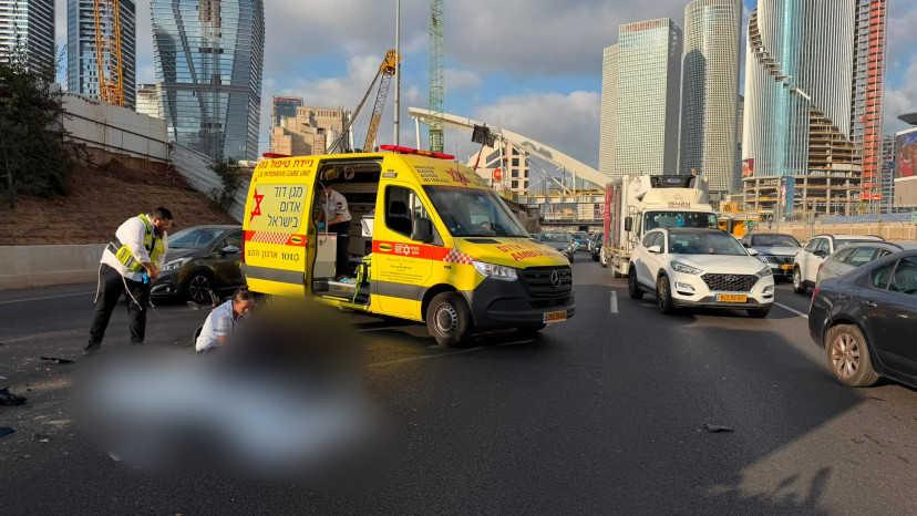 תאונת האופנוע סמוך למחלף השלום (צילום: תיעוד מבצעי מד"א)