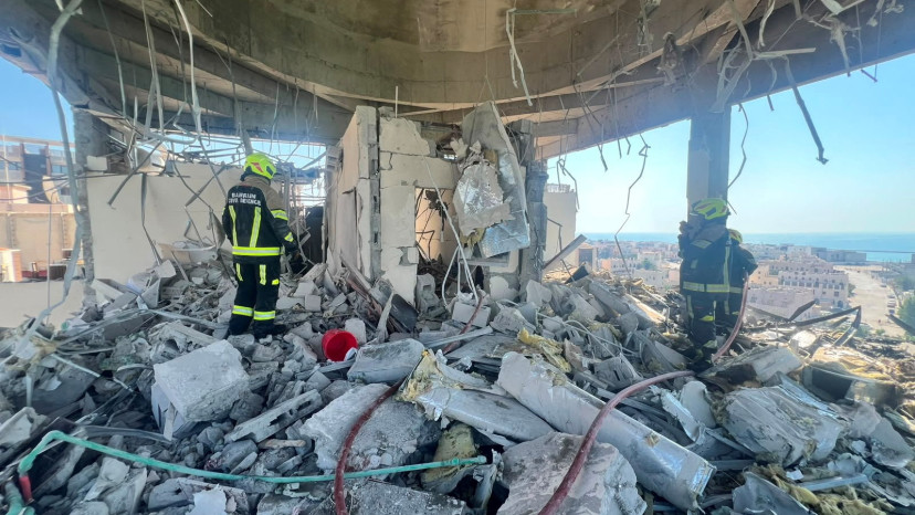 בניין מגורים בבחריין שנפגע בתקיפה האיראנית  (צילום: Bahrain Police Media/Handout via REUTERS)
