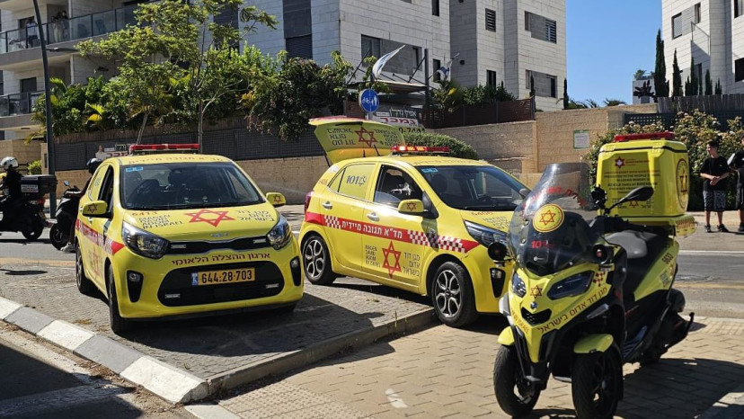 צוותי מד"א בראש העין (צילום: תיעוד מבצעי מד"א)