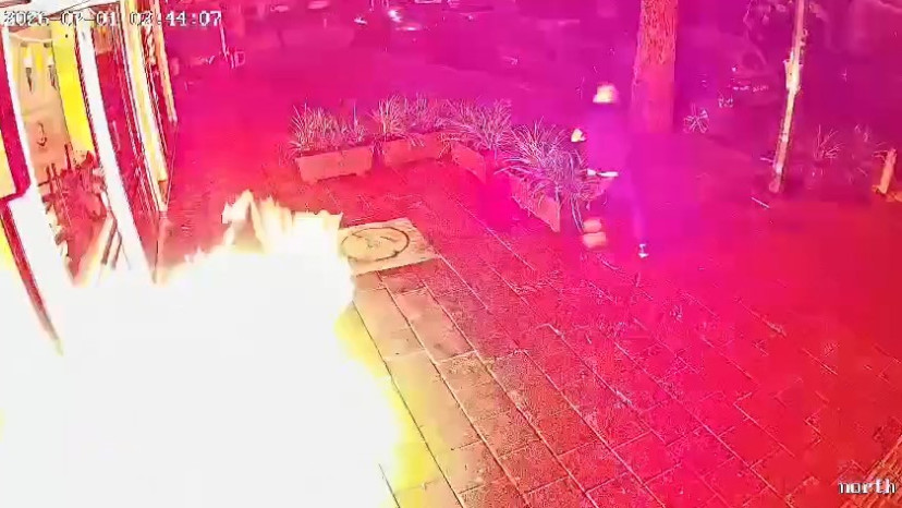 רעולי פנים עם קסדות מציתים את בית הקפה "בנדיטה" ברמת גן (צילום: צילום מסך)