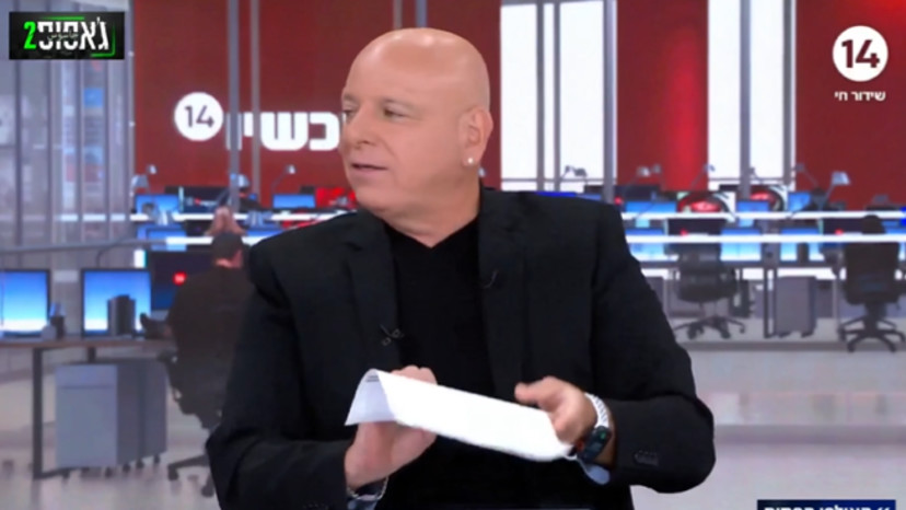 בועז גולן והחתימה של משה סעדה (צילום: צילום מסך ערוץ 14)