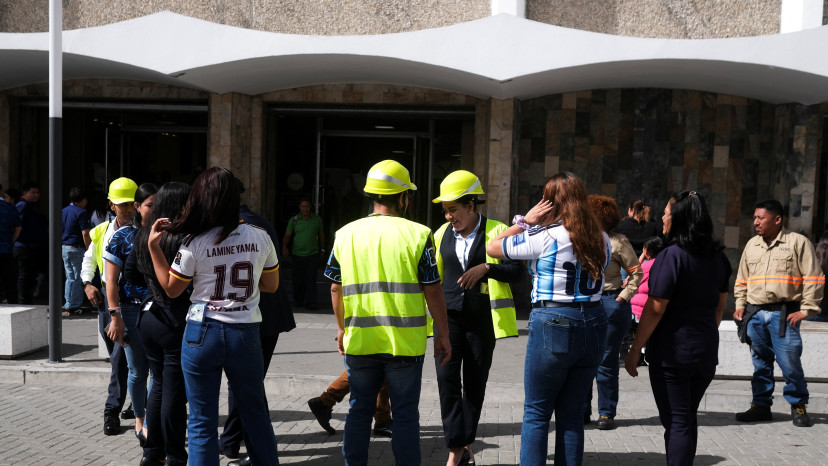 אנשים מתפנים בעקבות רעידת האדמה במקסיקו (צילום: רויטרס)
