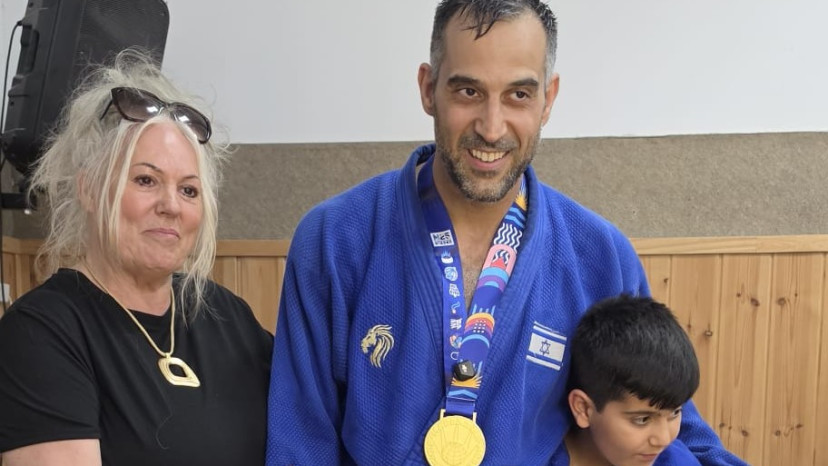 אדם בוסקילה עם אשתו רינת ובנם נתן (צילום: יח"צ שדרות)