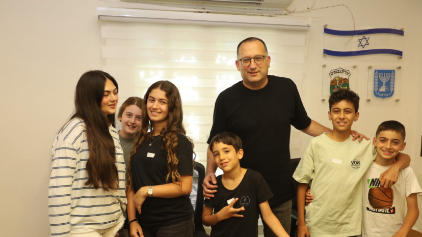 ילדי המילואים עם ראש עיריית גבעתיים רן קוניק (צילום: דוברות העירייה)