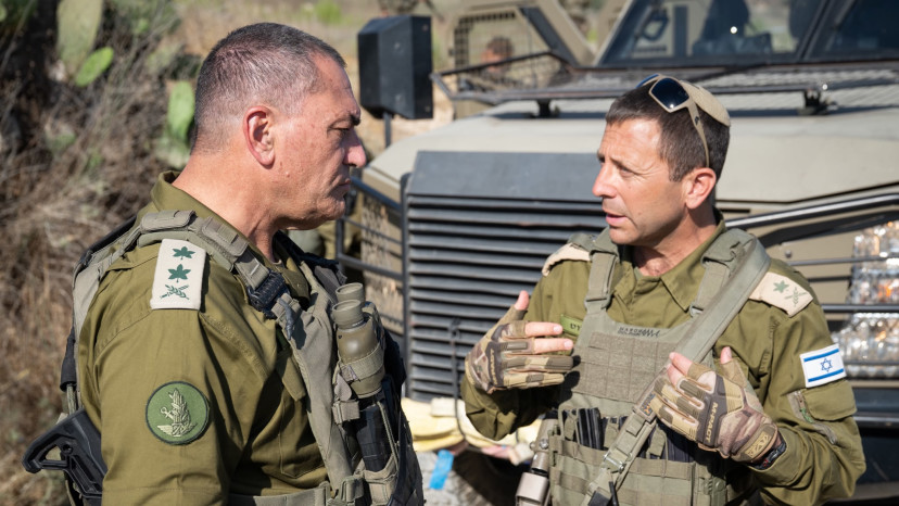 אלוף פיקוד מרכז אבי בלוט לצד הרמטכ"ל (צילום: דובר צה"ל)