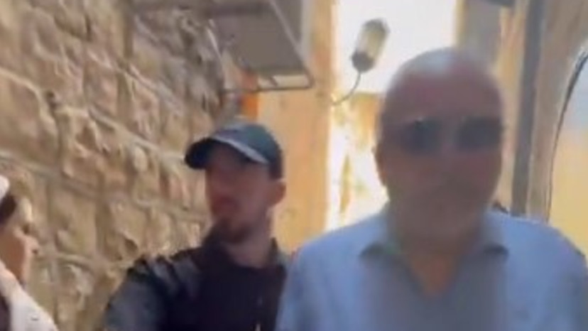 אביגדור ליברמן מובל החוצה מבית הקפה בירושלים (צילום: באדיבות חדשות 12)
