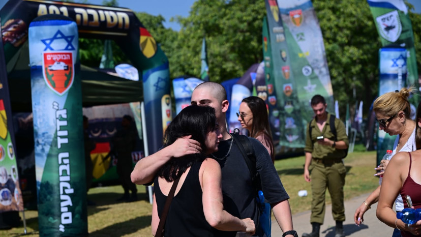 מתגייסים לחיל השריון, לשכת גיוס (צילום: אבשלום ששוני)