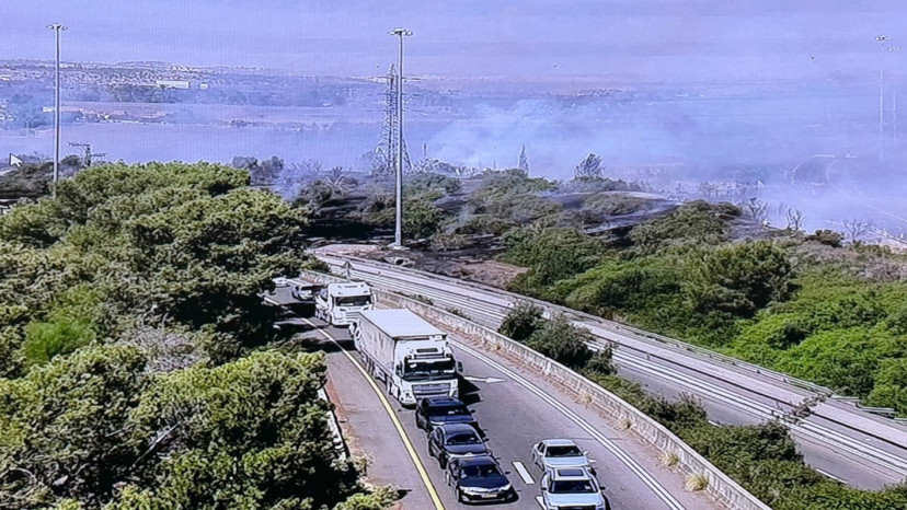 השריפה סמוך לכביש 1 (צילום: דוברות כבאות והצלה)