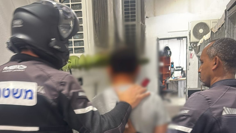 מעצר החשוד באונס בבת ים (צילום: דוברות המשטרה)