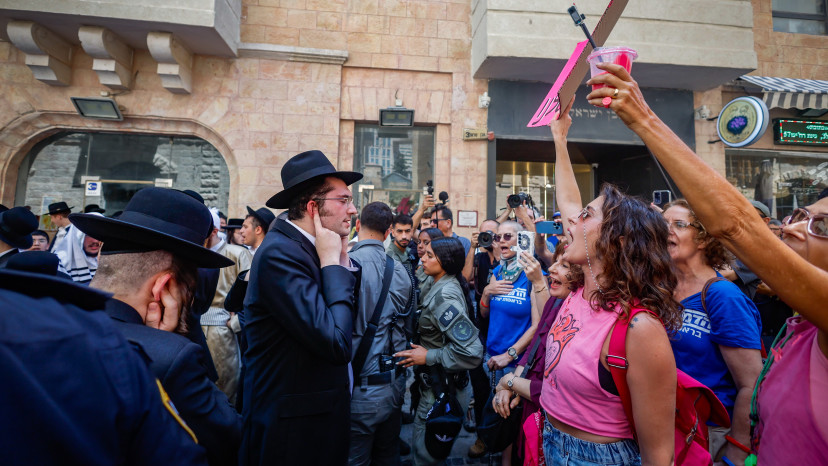 עימותים מחוץ לקפה "בסמטה" בירושלים עקב היותו פתוח בשבת (צילום: אורן בן חקון, פלאש 90)