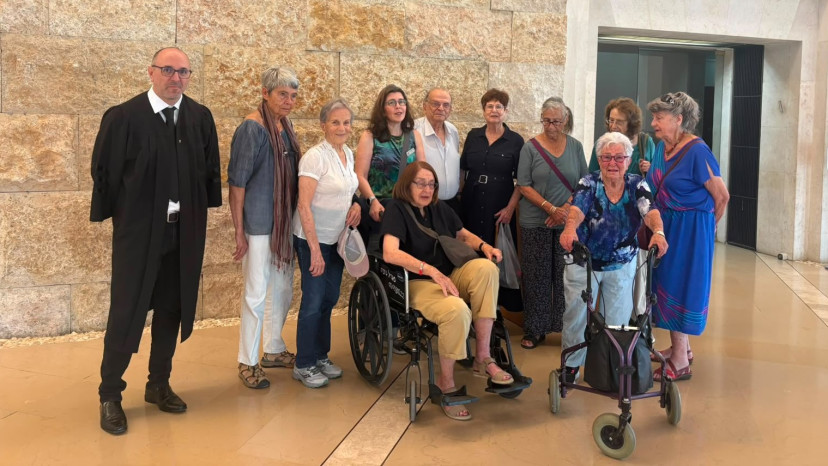 העותרים בעתירות שדורשות פתיחת קלפיות בבתי אבות ועורך דינם בבית המשפט העליון (צילום: באדיבות העותרים)