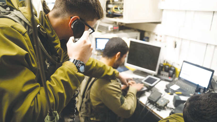 חיילים באגף המודיעין, 8200 (צילום: דובר צהל)