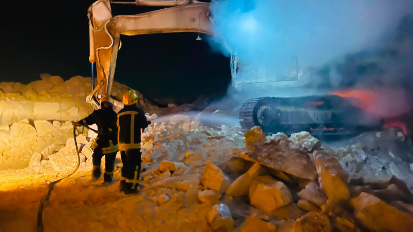פעילי טרור יהודי הציתו ציוד הנדסי  בואדי רחים וריססו סיסמאות (צילום: שימוש לפי סעיף 27א')