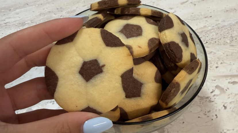עוגיות חמאה בצורת כדורגל (צילום: ליאל עזור)