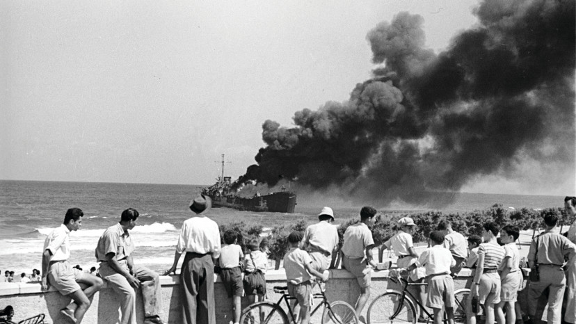 אוניית אלטלנה בוערת (צילום: ארכיון צה"ל במשרד הביטחון)